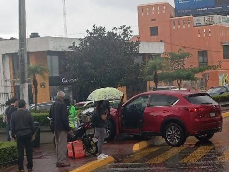 Vehículo terminó arriba del camellón en pleno centro de Xalapa