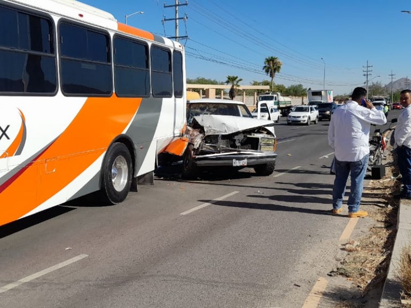 Vehículo tipo pickup se impacta contra autobús