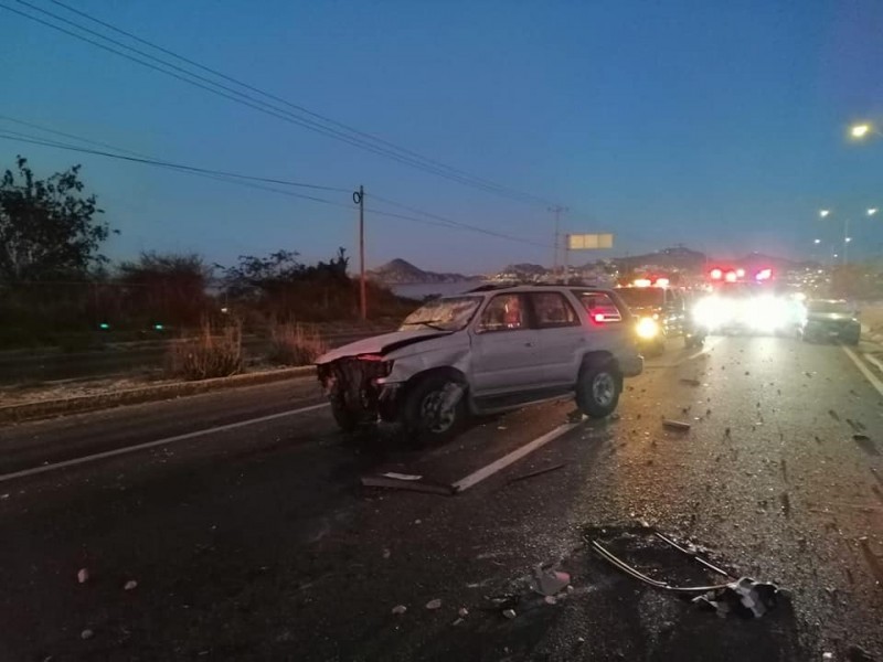 Vehículo  vuelca en la carretera Transpeninsular