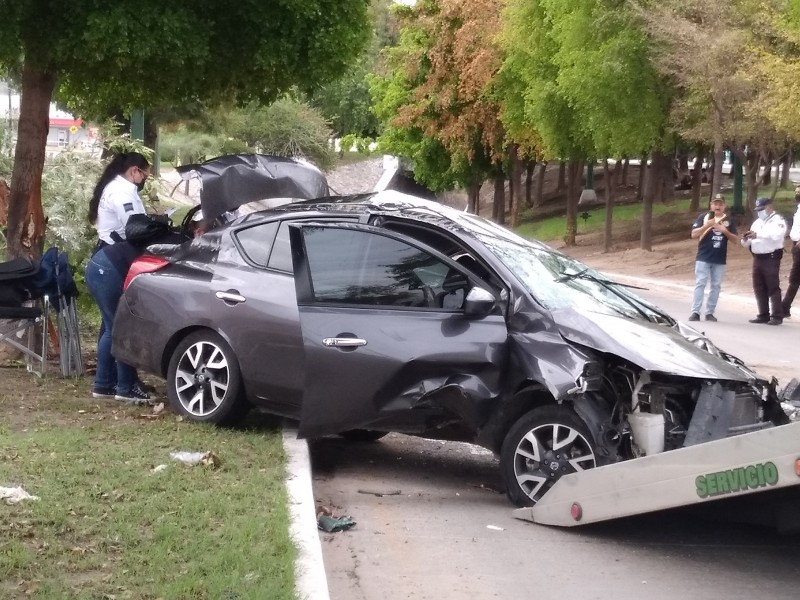 Vehículo vuelca tras chocar contra árboles