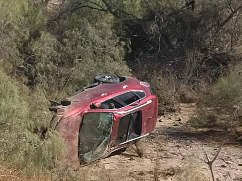 Vehículo vuelca y cae a barranco en carretera a Pichilingue