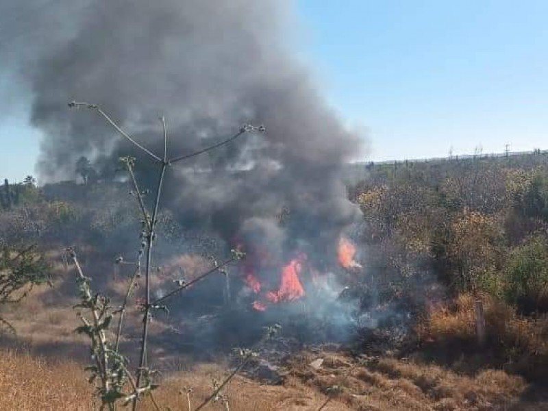 Vehículo vuelca y se incendia tras perder el control