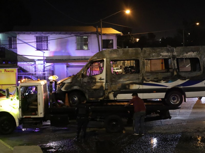 Vehículos incendiados y bloqueos en  Baja California