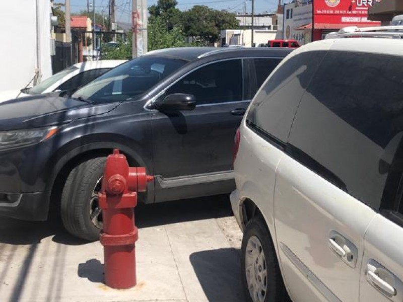 Vehículos mal estacionados son retirados de la vía pública