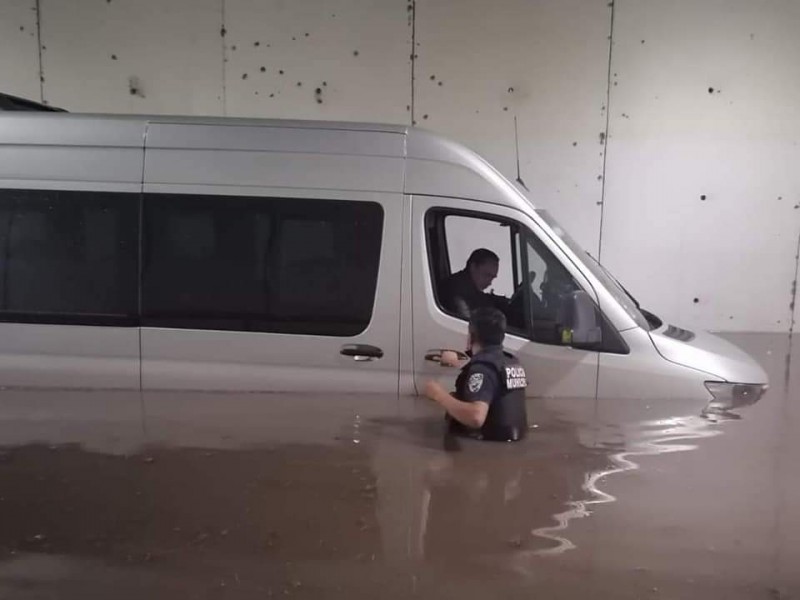 Vehículos varados en zona norte de la capital queretana