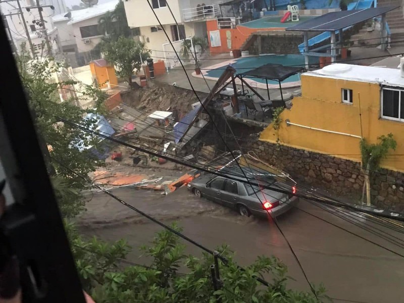 Vehículos varados, inundaciones y bardas colapsadas por lluvias en Acapulco