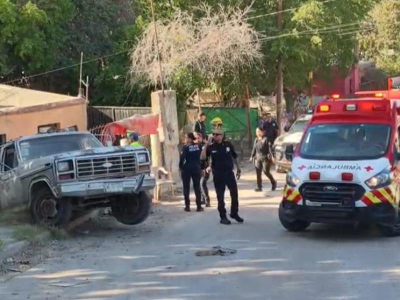 Vehículo cargado con grava se mete a casa en la colonia Irrigación
