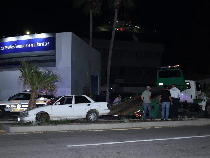 Vehículo choca contra guarnición y sube a banqueta