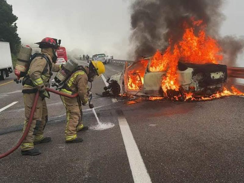 Vehículo en llamas tras accidente en carretera San Cristóbal- Chiapa de Corzo