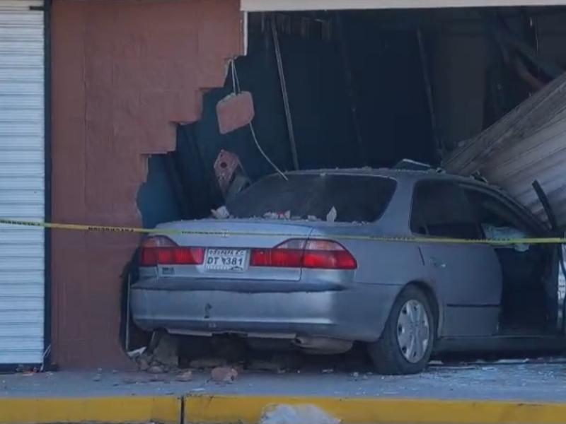 Vehículo se impacta contra local comercial en desuso