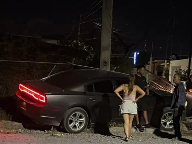 Vehículo tripulado por policía arrolla a persona