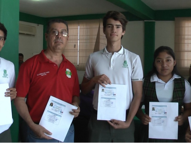 Veinte alumnos reciben beca de transporte