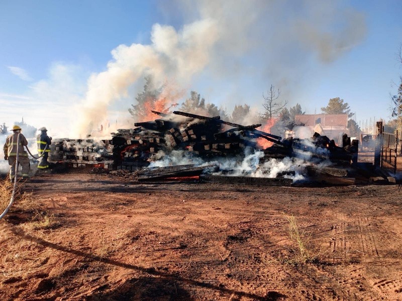 Veinte toneladas de durmientes consumidos en incendio en Morelos