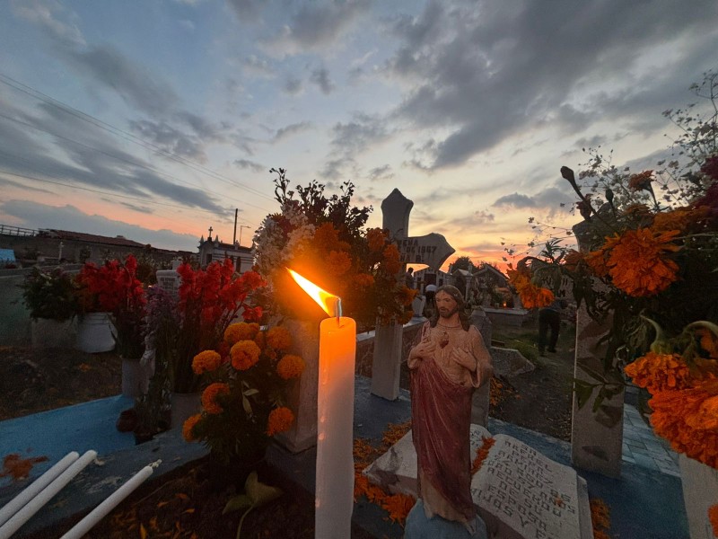 Velada nocturna: Familias del Edomex luminan panteones