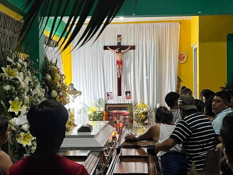 Velan en San Andrés Tuxtla a familia fallecida en accidente carretero