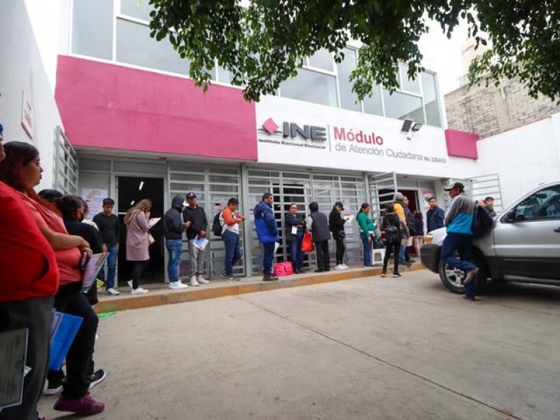 Vence plazo para tramitar credencial del INE; hay largas filas