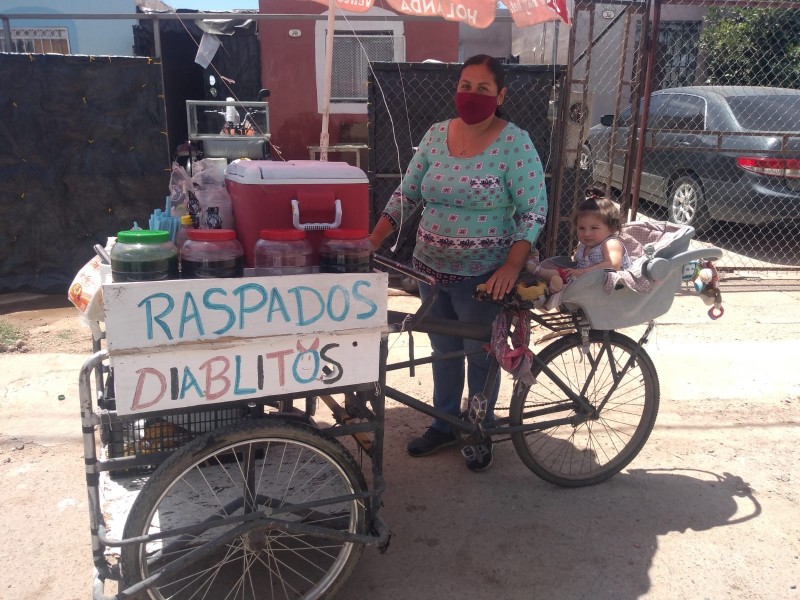 Vende raspados para sacar adelante a su familia durante pandemia