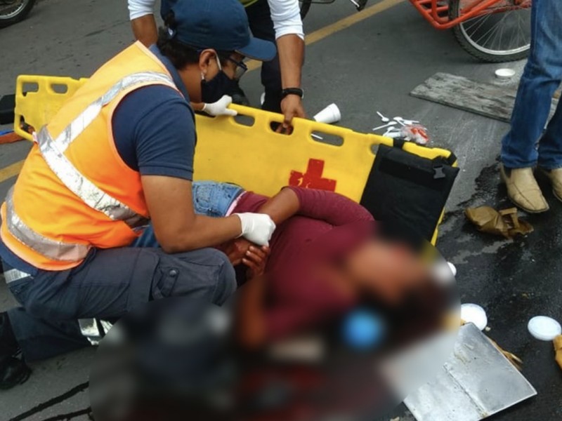 Vendedora sufre aparatoso accidente en bulevar de Amatlán