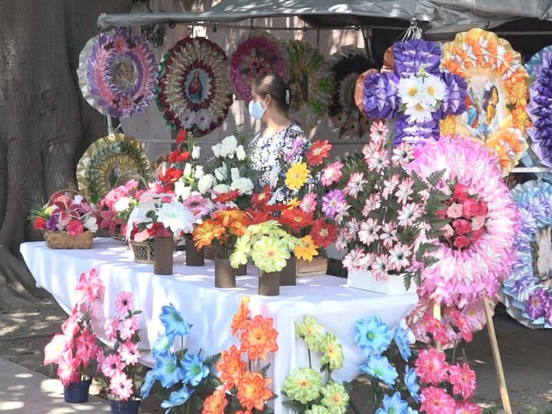Vendedoras de coronas estiman ventas bajas en Día de Muertos