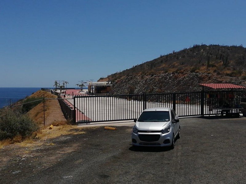 Vendedores ambulantes afuera de Mirador Escénico