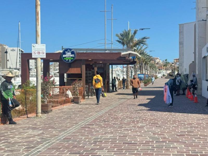 Vendedores ambulantes denuncian restricciones para trabajar en marina de Cabo San Lucas
