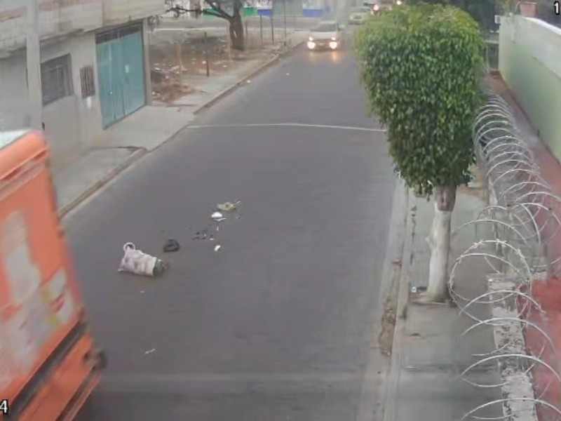 Vendedores de agua dejan basura en la calle