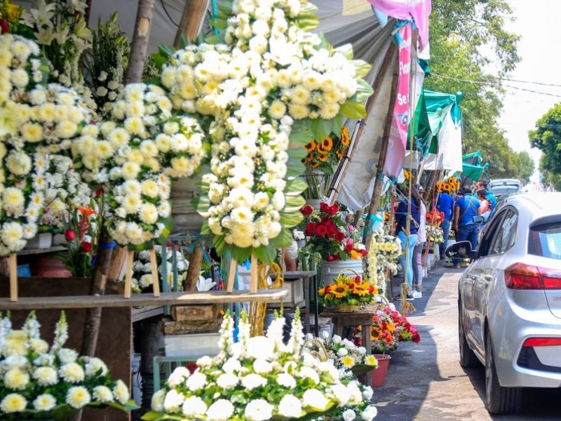 Vendedores de flores incrementan ventas por reapertura de panteones