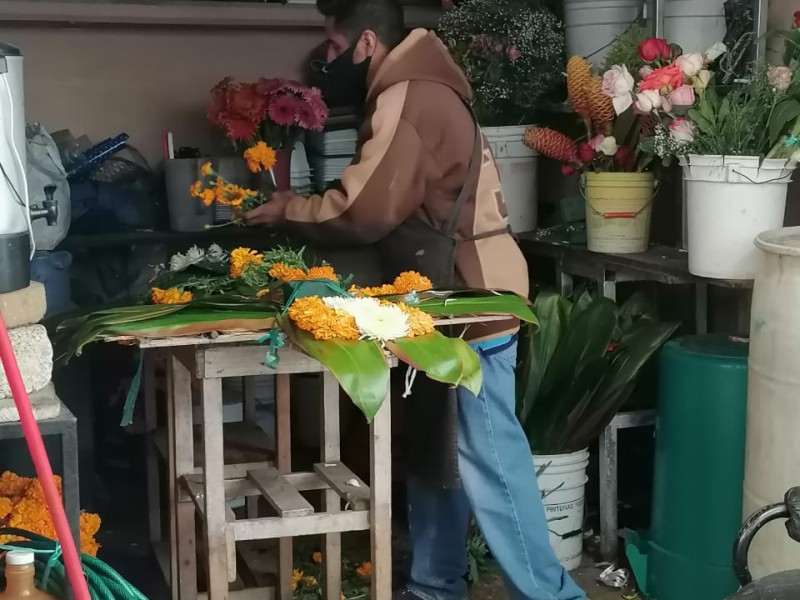 Vendedores de flores no alcanzan a vender ni el 50%