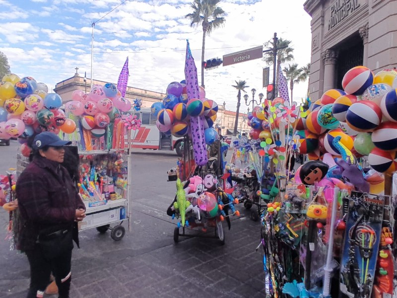 Vendedores de globos bloquean calle Victoria en Durango