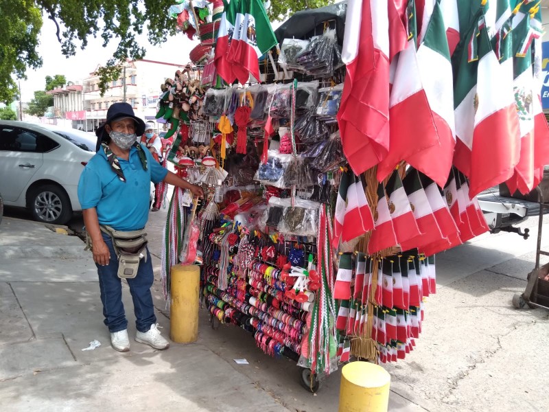 Vendedores de productos tricolor,una tradición en el mes de septiembre