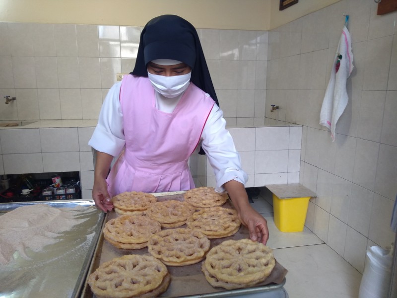 Venden buñuelos para el sostenimiento de convento