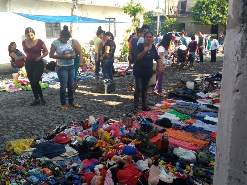 Vender en las pulgas permite sostener el hogar