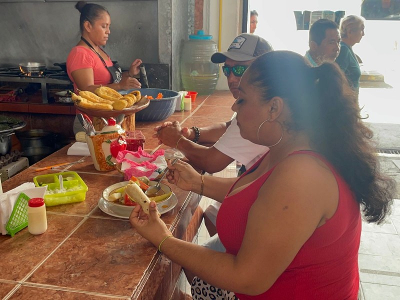 Vendieron bien durante el puente vacacional, opinan cocineras en fondas