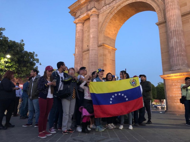 Venezolanos gritan libertad en arco de la calzada