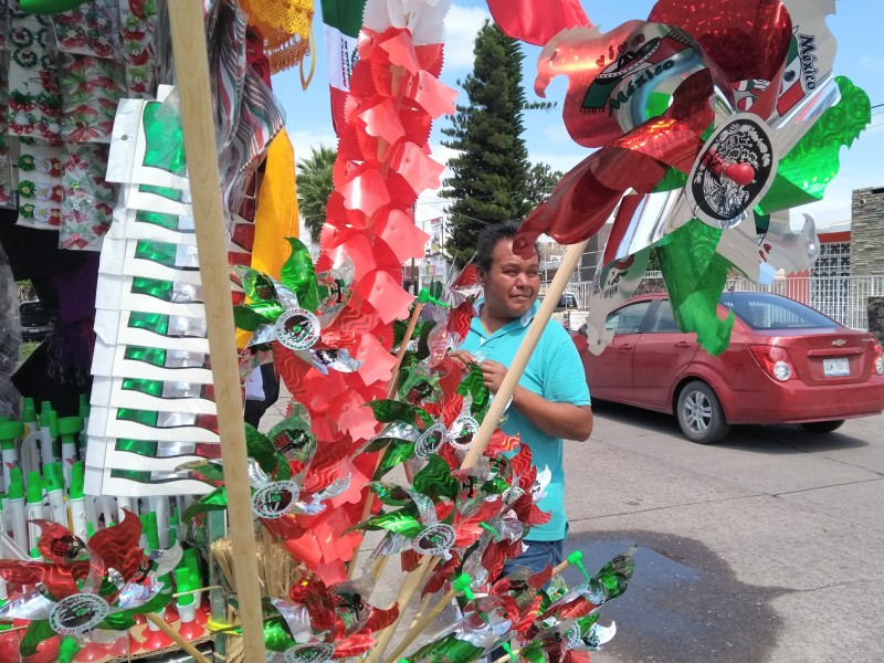 Venta de banderas; tradición, colorido y fervor patrio