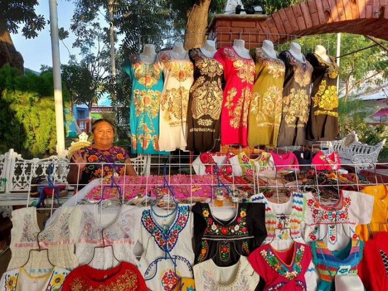 Venta de huipiles en San Blas genera ingresos para artesanas