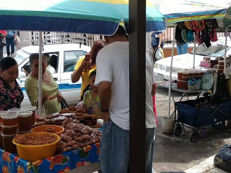 Venta de miel “falsa” afecta apicultores michoacanos