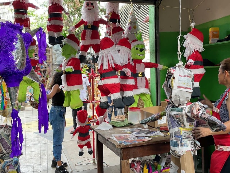 Venta de piñatas se rehúsa a desaparecer en Acapulco