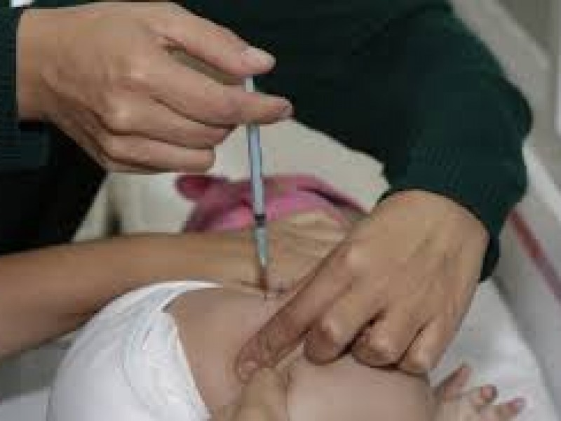 Veracruzana señala que no hay vacuna hexavalente en el IMSS