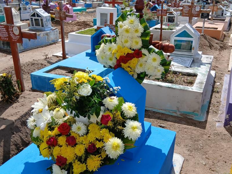 Veracruzanos limpian y embellecen las tumbas de sus seres queridos