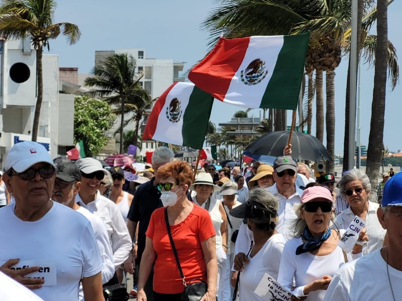 Veracruzanos marchan en defensa de la SCJN