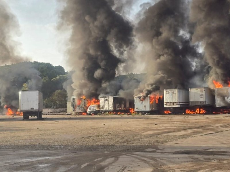Versiones encontradas por incendio en parque vehicular de Coatzacoalcos