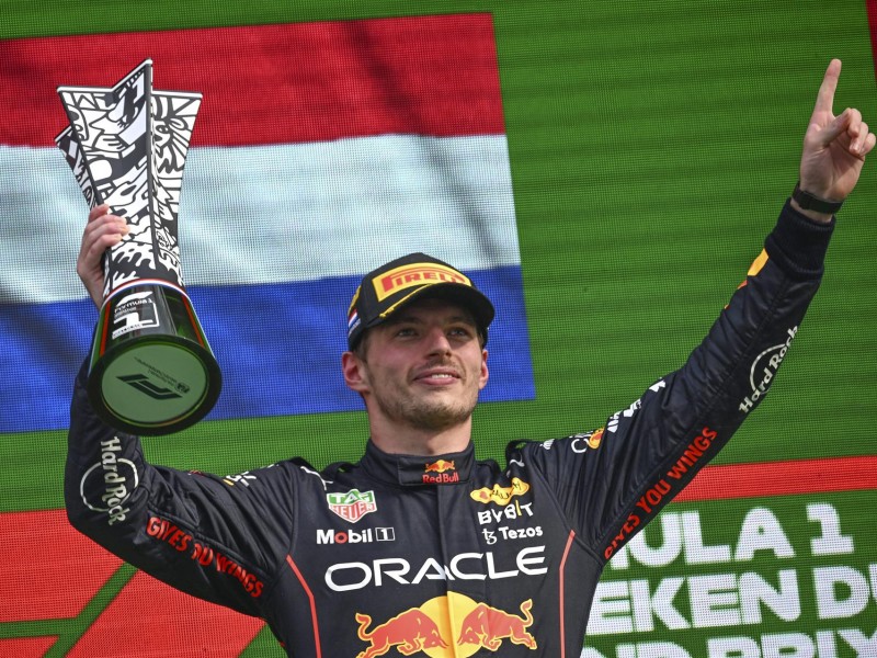 Verstappen, imparable en su casa; Checo queda en quinto