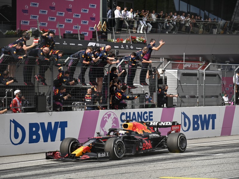 Verstappen refuerza liderato de Red Bull. Checo fuera de podio