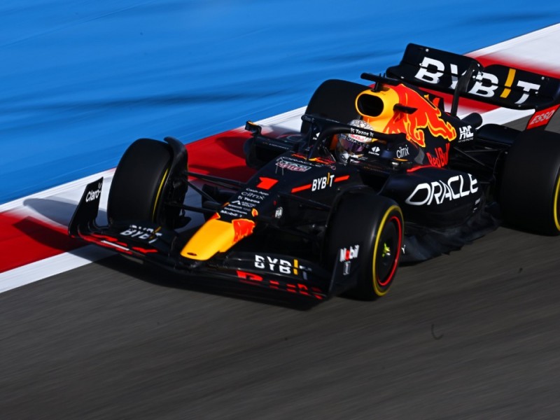 Verstappen y Checo, primer y tercer mejor tiempo en Baréin