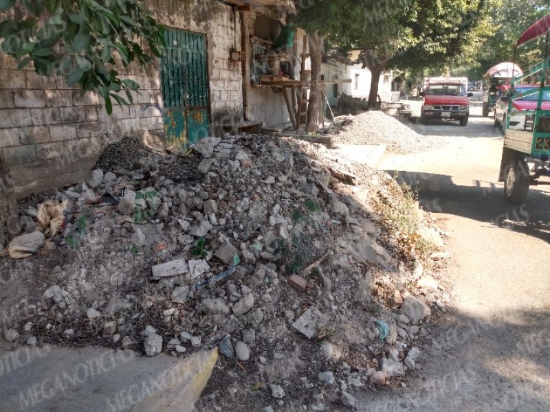 Vía pública afectada por escombros en Guichivere