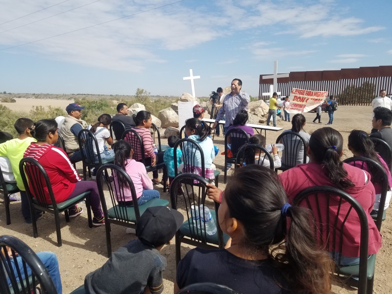 Viacrucis organizada por migrantes al puente Rio Colorado