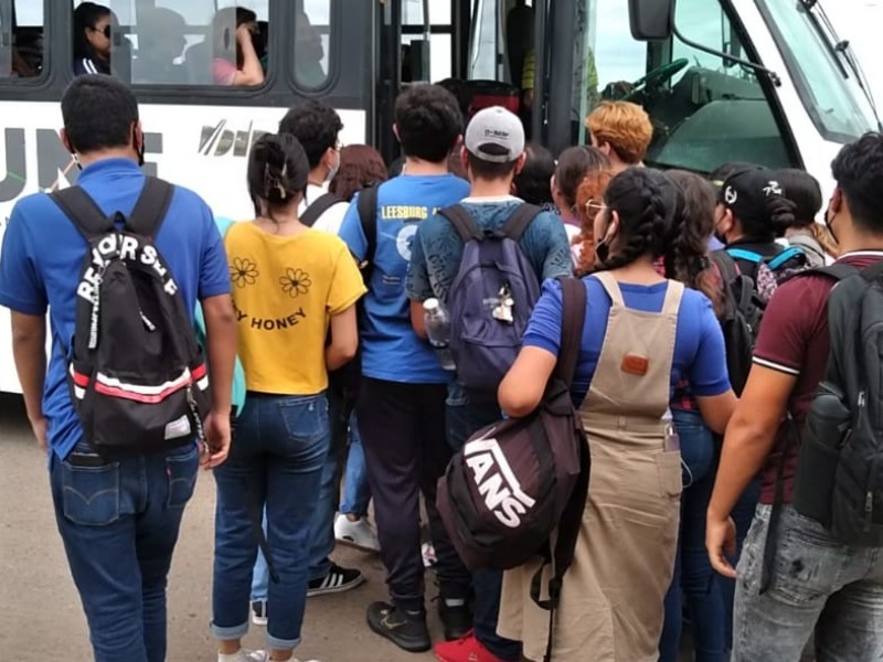 Viajan como sardinas alumnos de la unison de Obregón