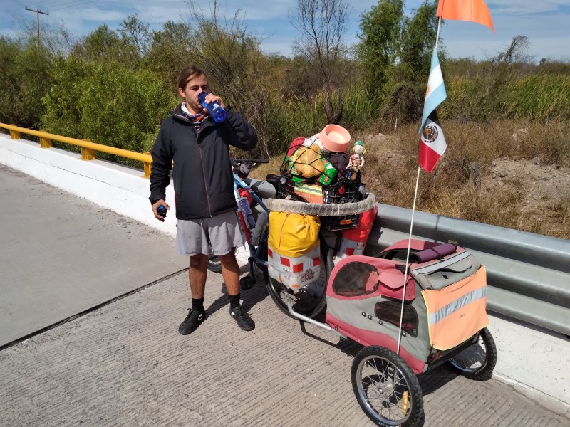 Viajan por el continente americano de raite y en bicicleta