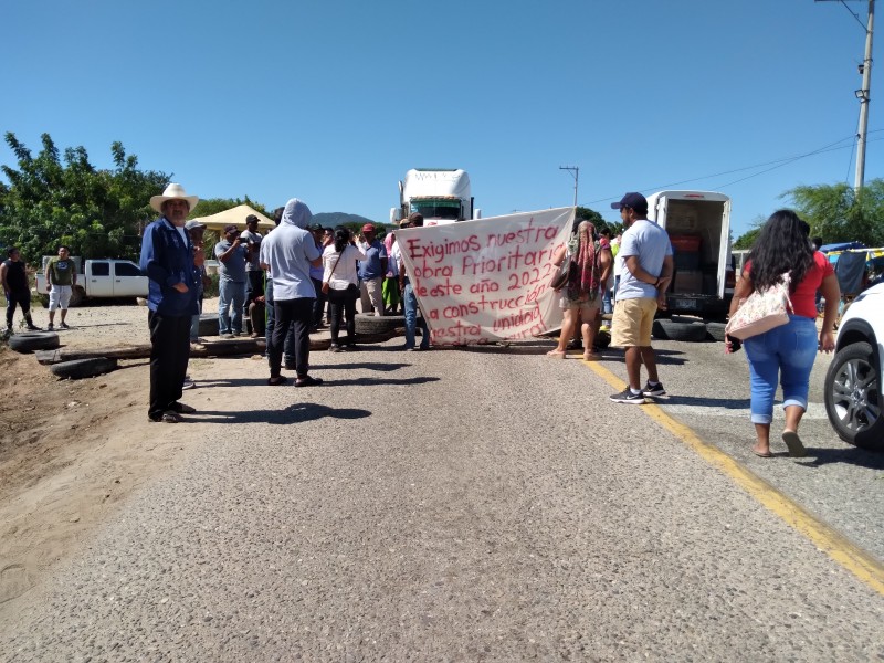 Viajeros automovilistas se confrontan a palabras con pobladores en bloqueo